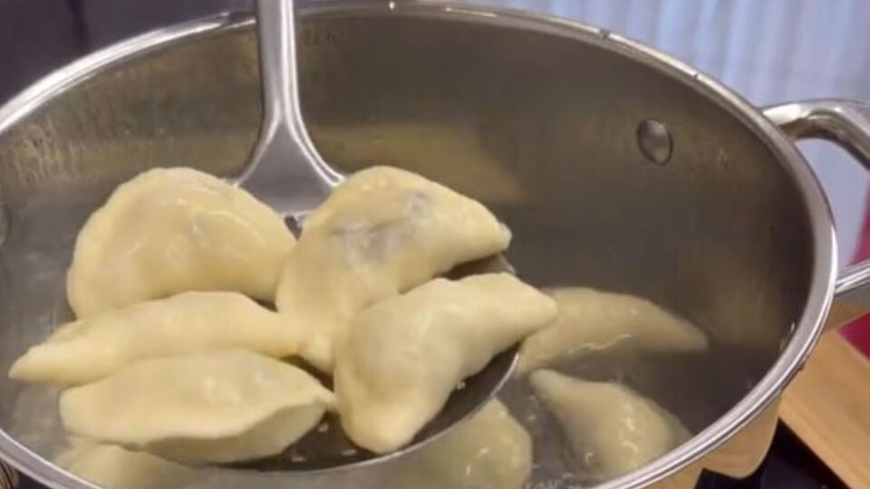 Сварите вареники в кипящей воде
