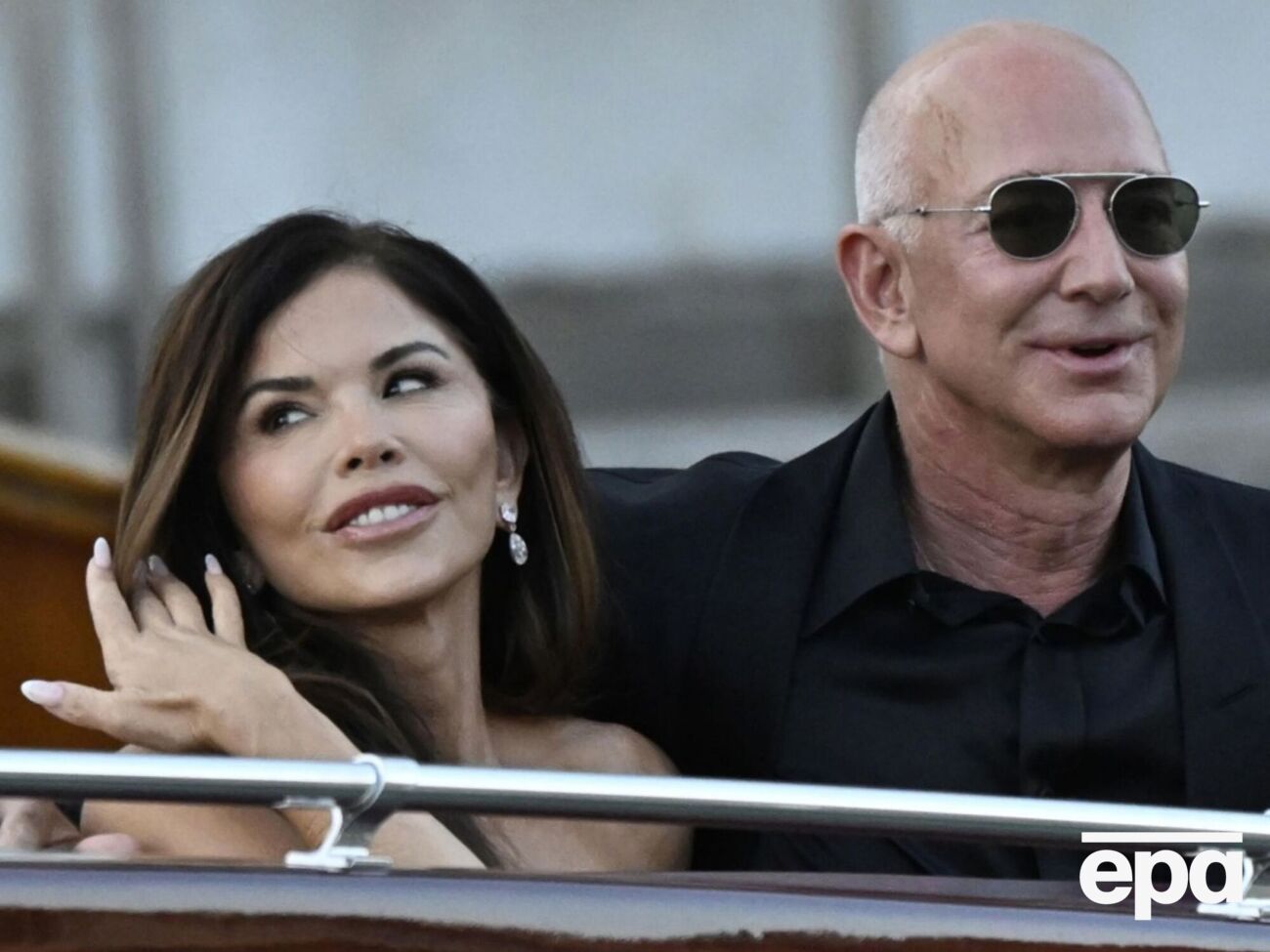 СМИ сообщили, что на самом деле Безос и Санчес официально зарегистрировали свой брак еще в мае в США