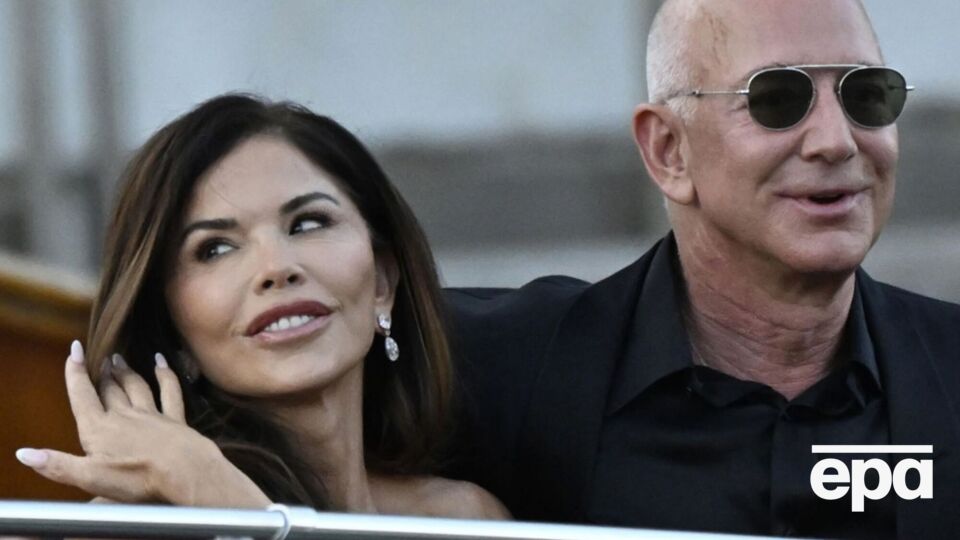 СМИ сообщили, что на самом деле Безос и Санчес официально зарегистрировали свой брак еще в мае в США