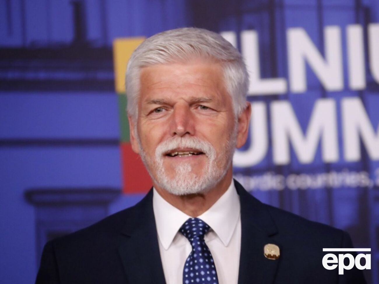 Президент Чехии пришел на выступление AC/DC в футболке с названием группы