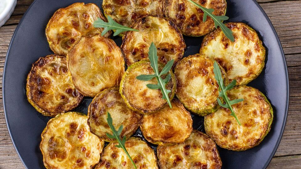 Подавать эти кабачки Клопотенко рекомендует с йогуртом без сахара