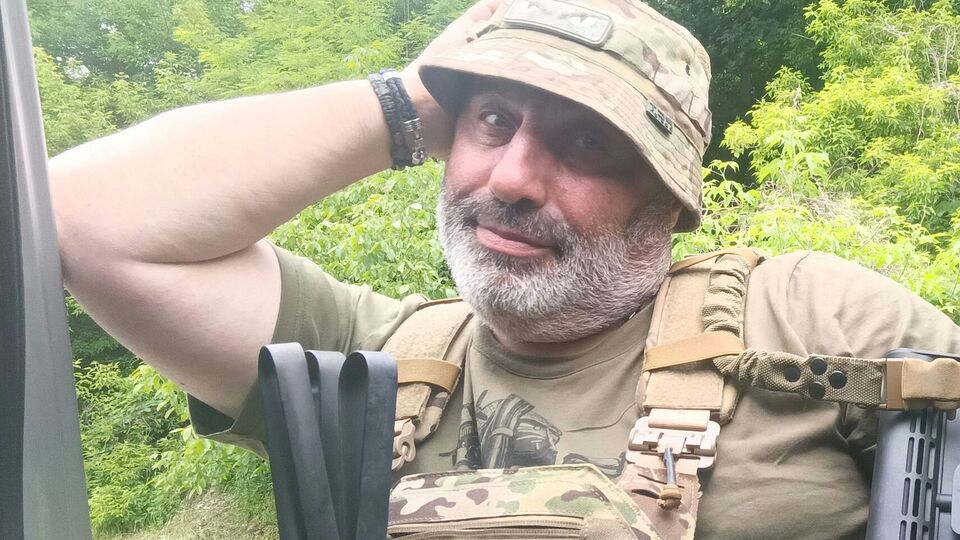 Тіло бійця в аеропорту зустрічали його родичі, друзі та небайдужі громадяни