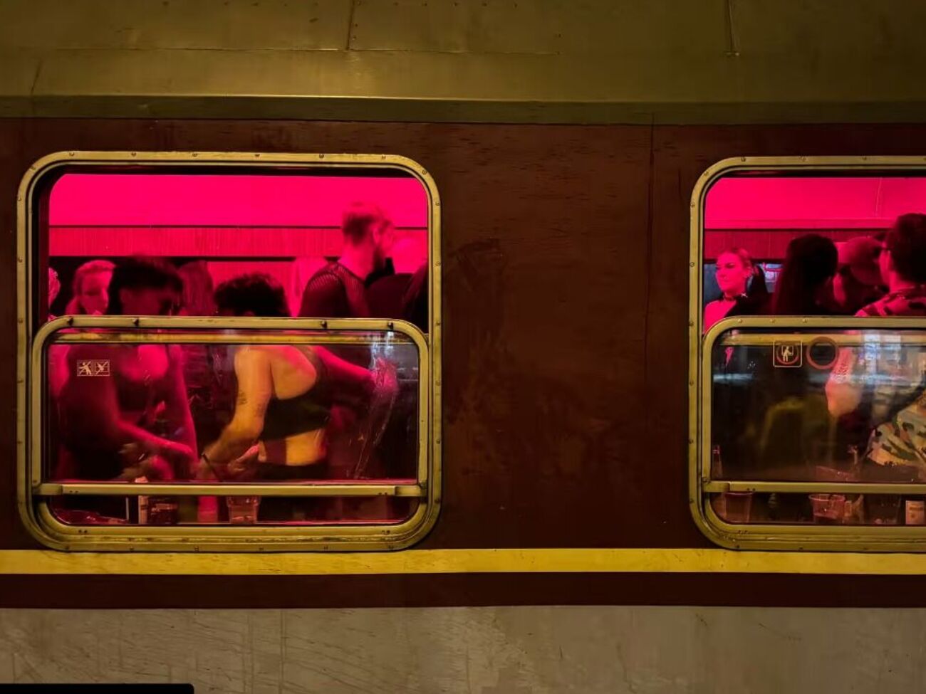 Пасажири влаштували в поїзді імпровізовану вечірку