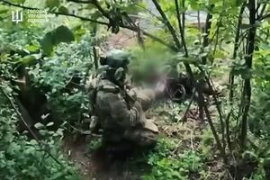 Воины спецподразделения ГУР МО Украины "Шаманбат" устроили засаду на передвигавшихся на мотоциклах российских захватчиков