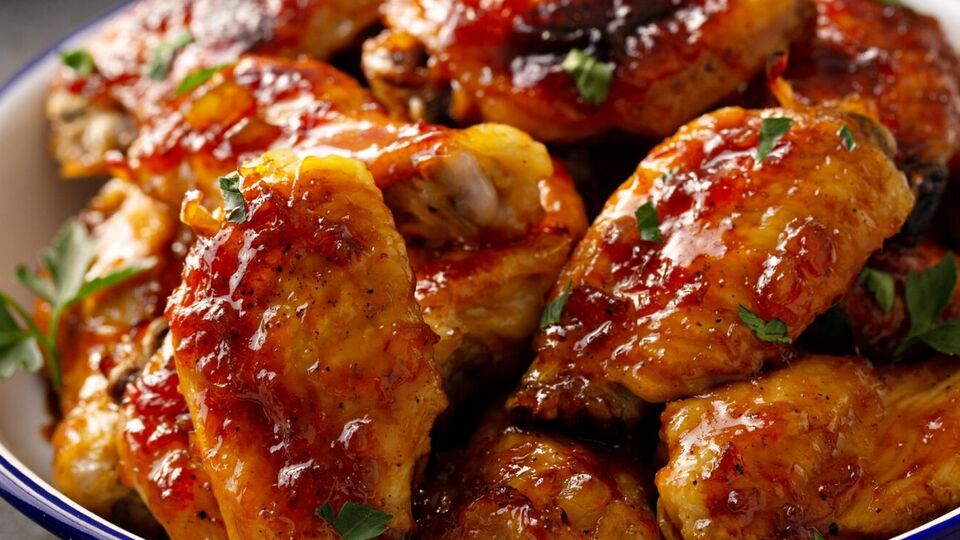 Крылышки лучше всего подавать с овощами-гриль