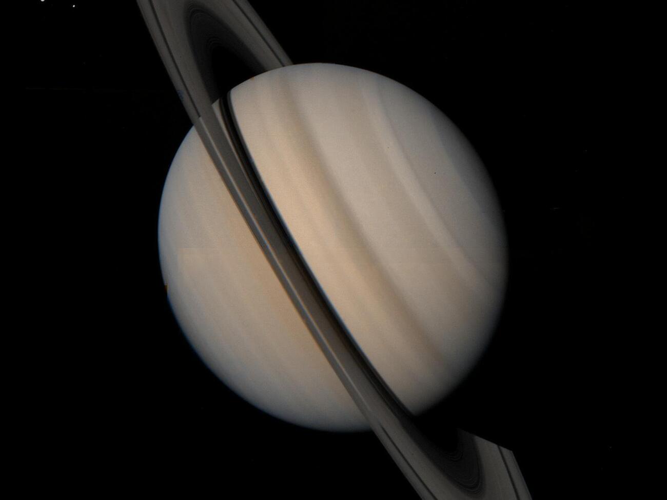 Спутник Сатурна несколько раз пройдет на фоне планеты, что будет видно с Земли