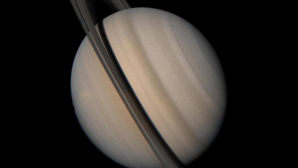 Спутник Сатурна несколько раз пройдет на фоне планеты, что будет видно с Земли