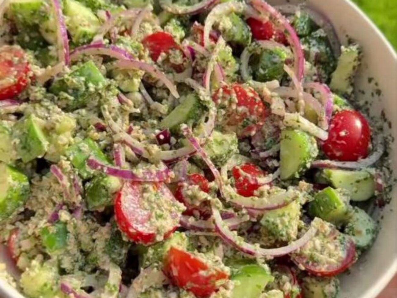 Заправку для салата готовят на основе орехов