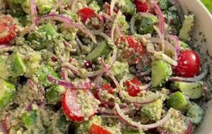 Заправку для салата готовят на основе орехов