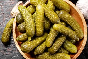 Для рассола понадобятся три зубчика чеснока