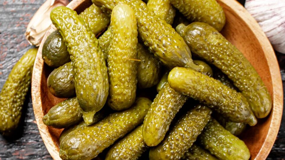 Для рассола понадобятся три зубчика чеснока