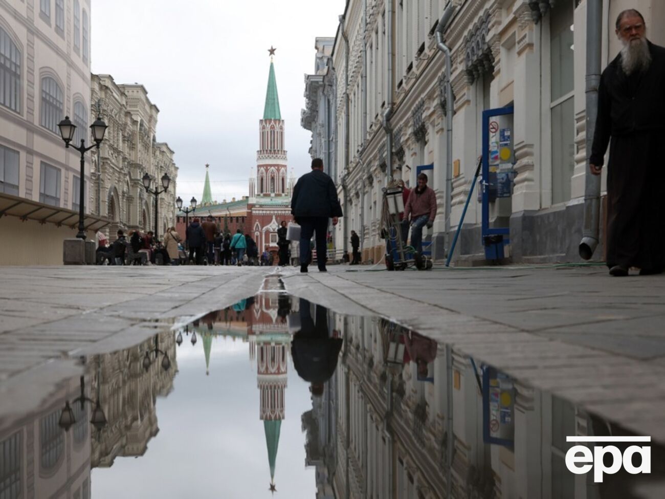 Ущерб стратегическим самолетам, вероятно, заставит задуматься тех, кто принимает решение в окружении Путина, пишет агентство
