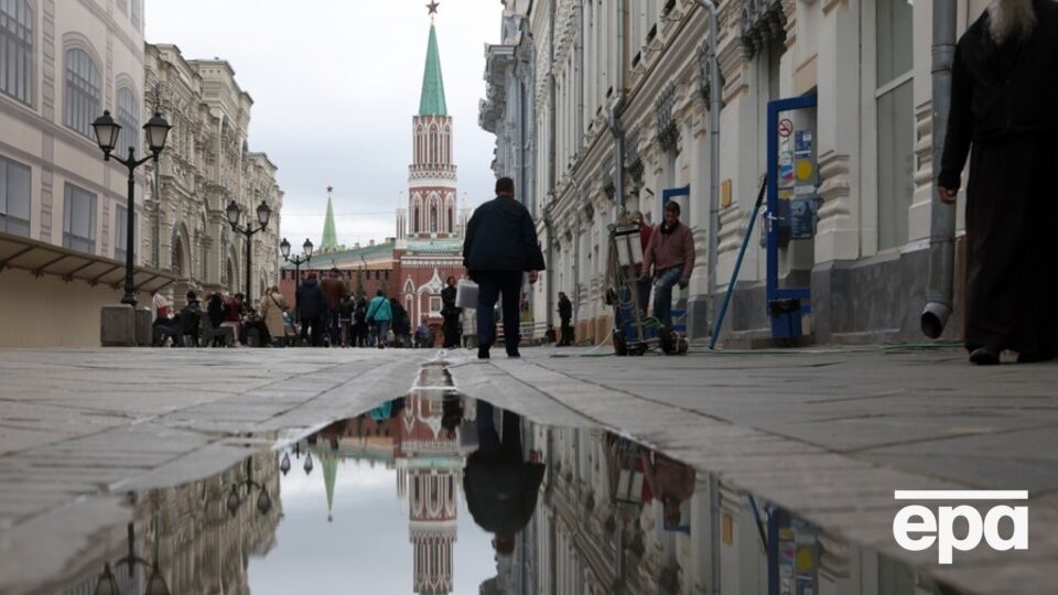 Ущерб стратегическим самолетам, вероятно, заставит задуматься тех, кто принимает решение в окружении Путина, пишет агентство