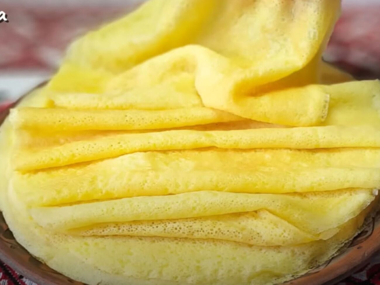 Обжарьте блины на среднем огне с двух сторон