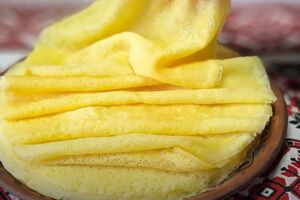 Обжарьте блины на среднем огне с двух сторон