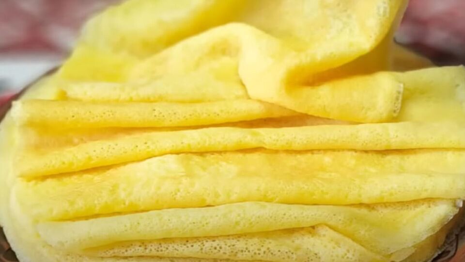 Обжарьте блины на среднем огне с двух сторон