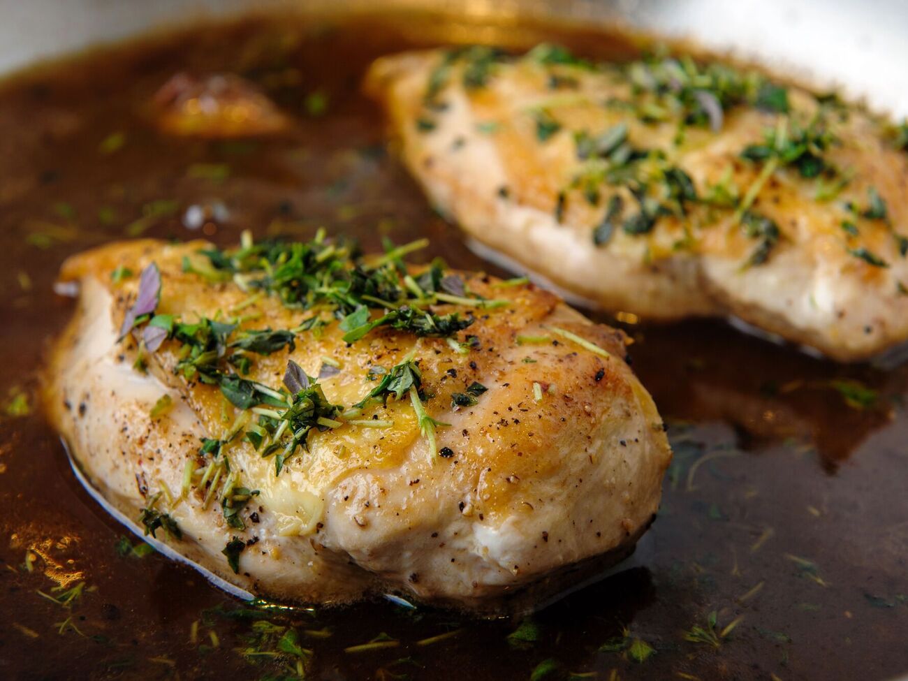 К филе добавляют различные специи