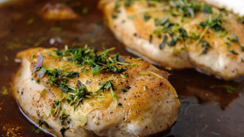 К филе добавляют различные специи