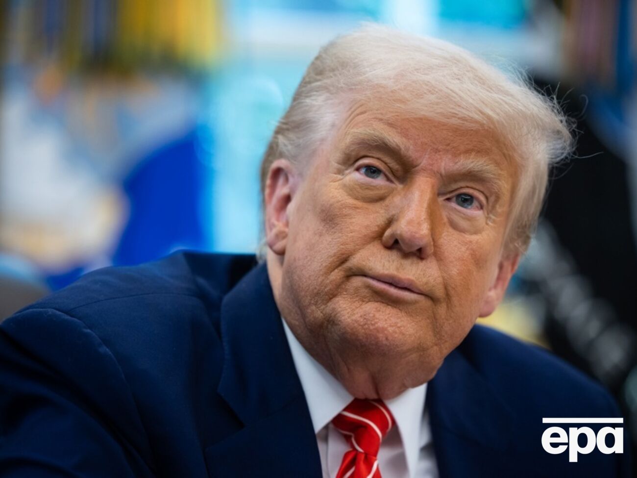 Один из журналистов решил спросить Трампа о его тарифной политике, использовав термин, напоминающий американское слово chicken
