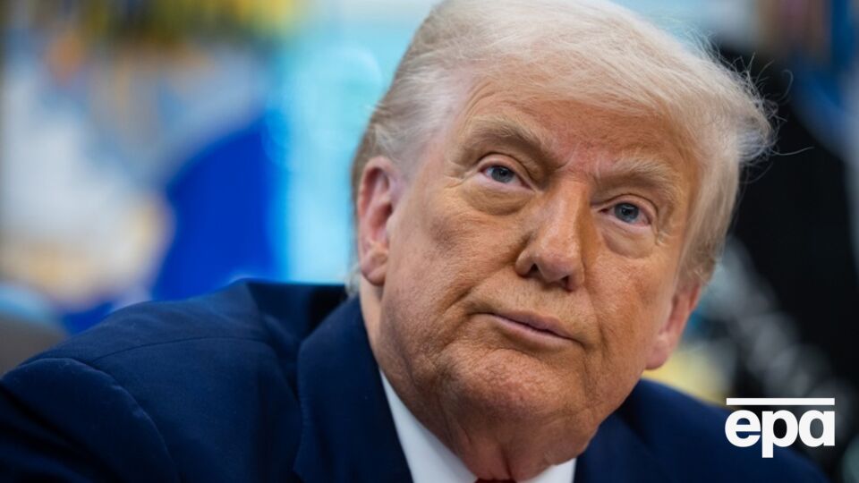 Один из журналистов решил спросить Трампа о его тарифной политике, использовав термин, напоминающий американское слово chicken