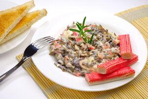 Салат перед подачей должен настояться