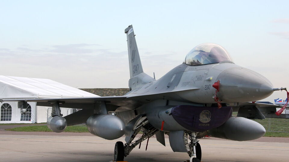Перші F-16 прибули в Україну 2024 року