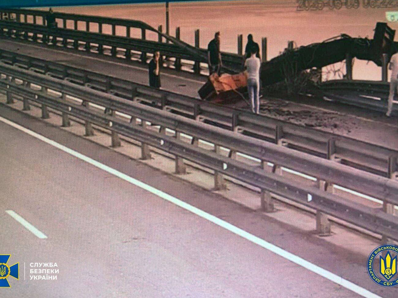 За даними росЗМІ, рух мостом перекрито