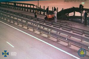 За даними росЗМІ, рух мостом перекрито