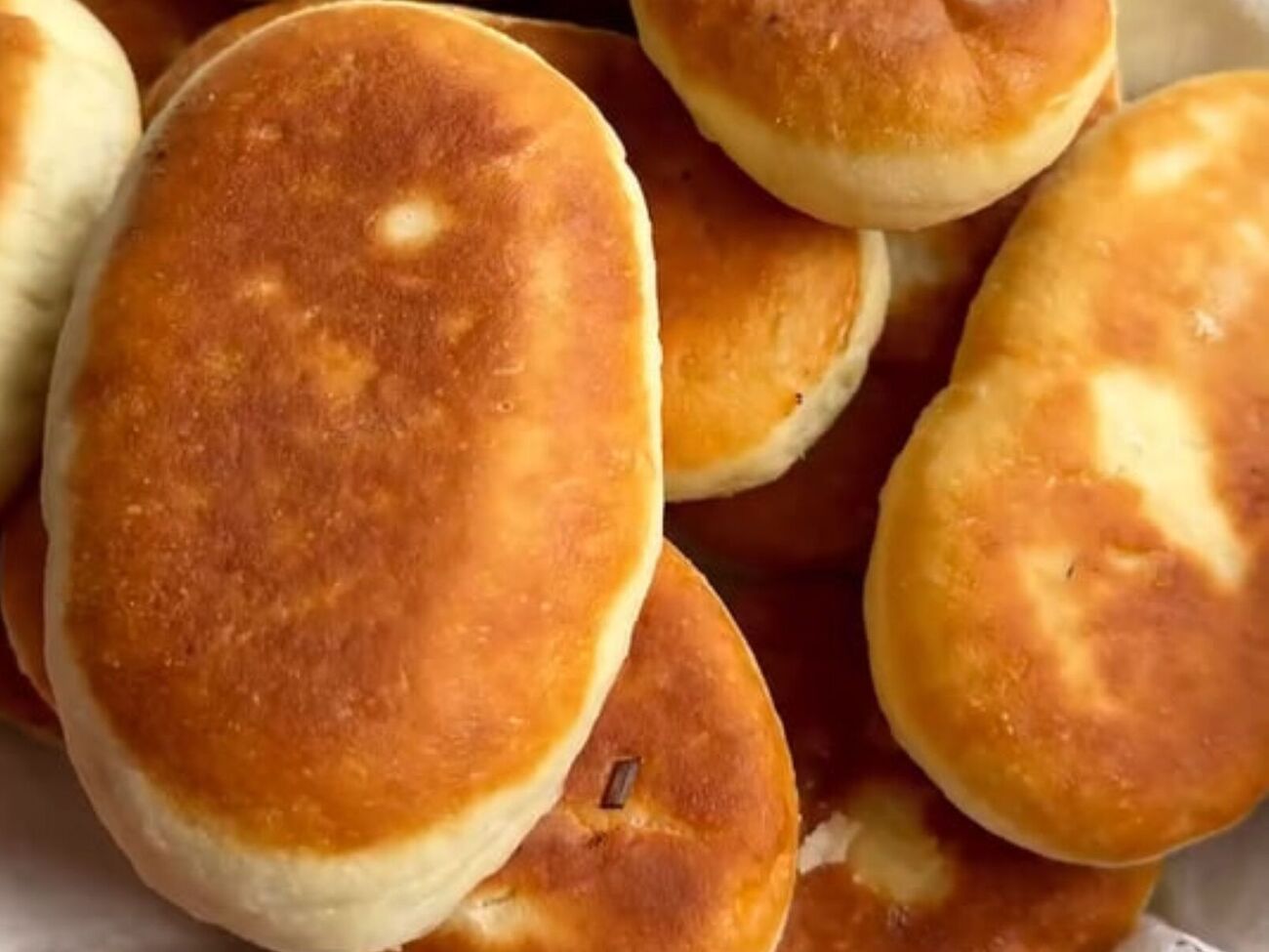 Обжарьте пирожки с двух сторон на сковороде с растительным маслом до золотистой корочки