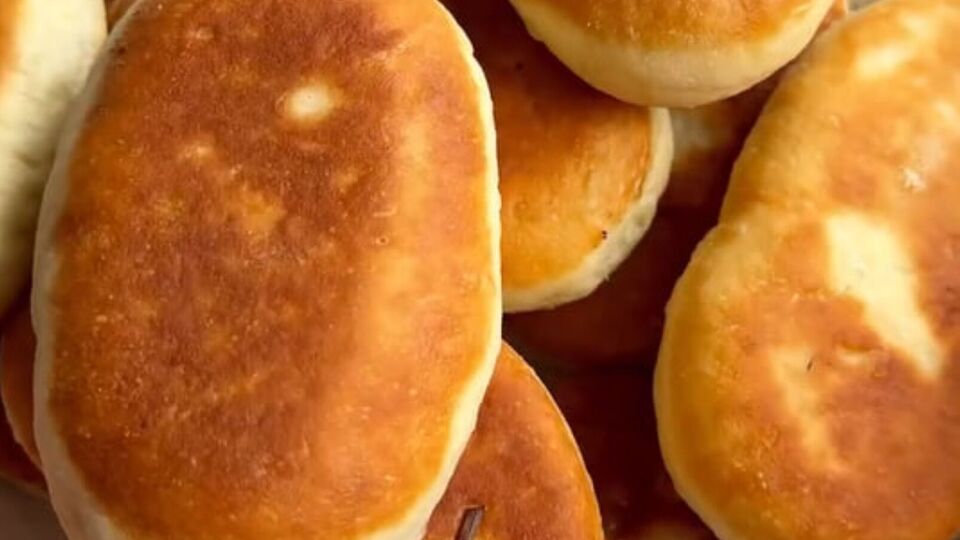 Обжарьте пирожки с двух сторон на сковороде с растительным маслом до золотистой корочки