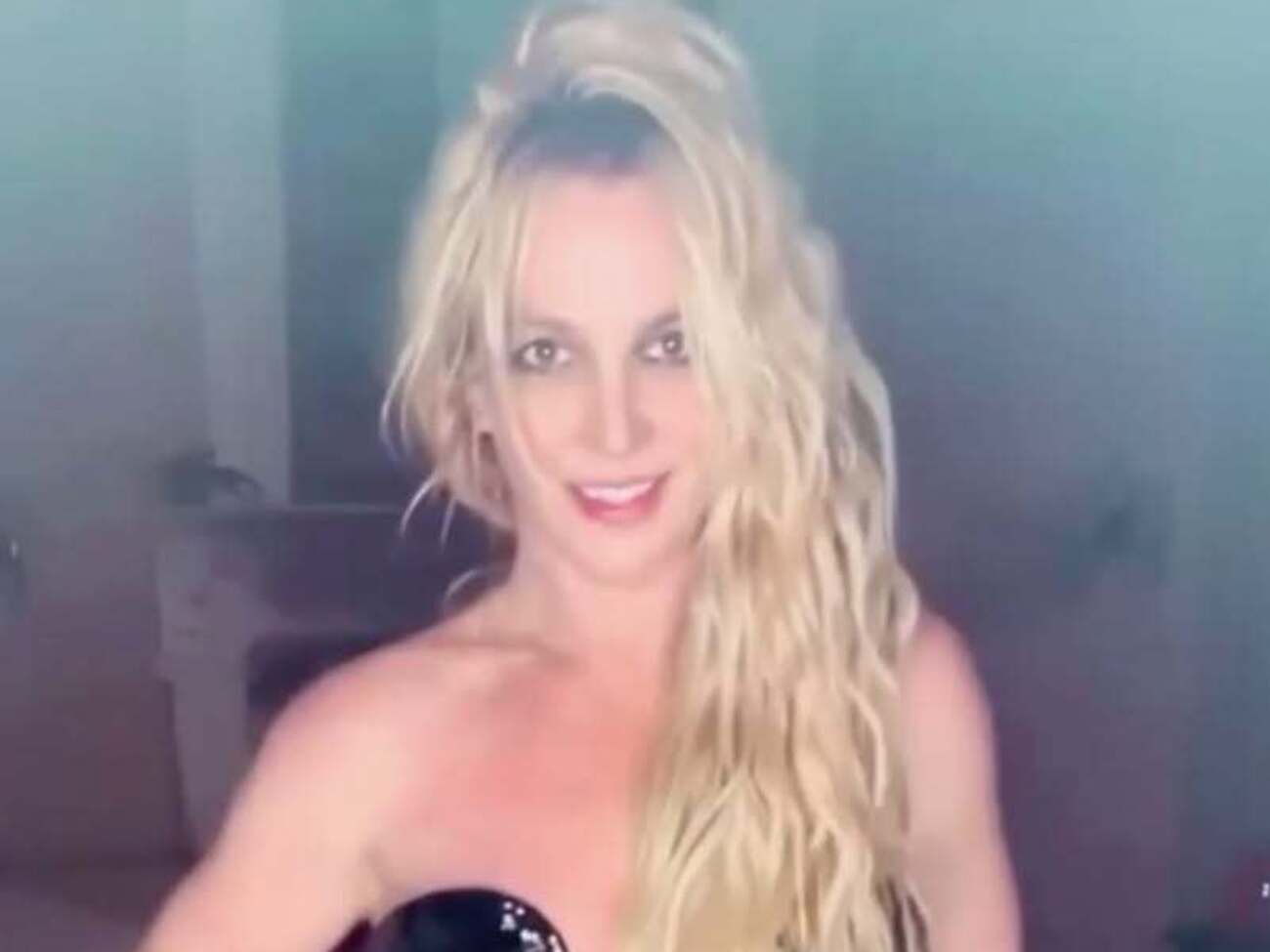 Спирс устроила танцы дома перед камерой