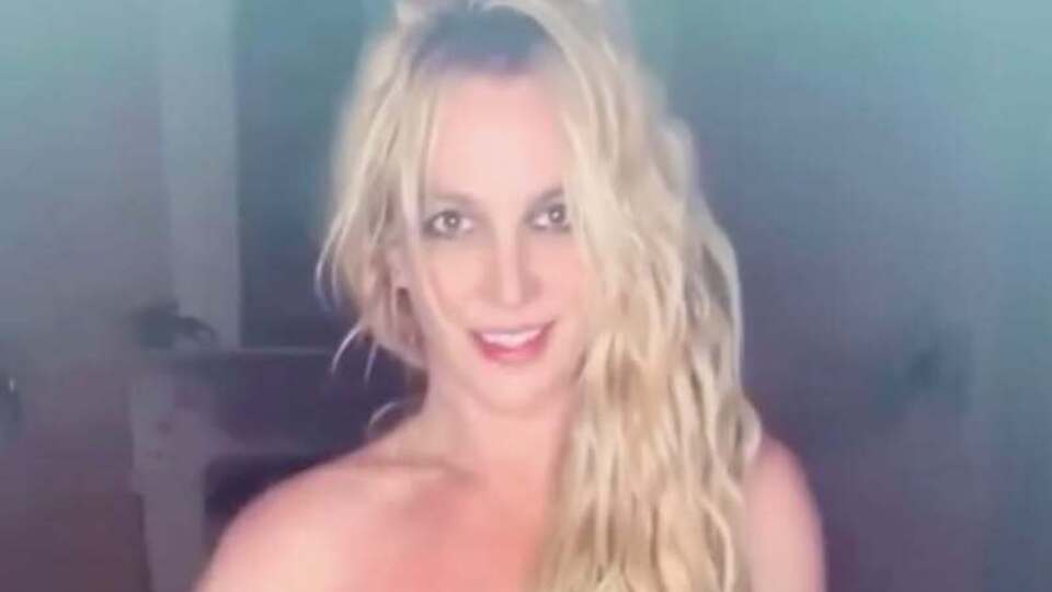 Спирс устроила танцы дома перед камерой