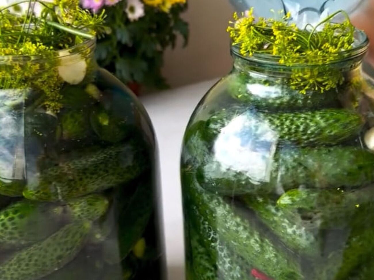 Огірки потрібно замочити на кілька годин у холодній воді