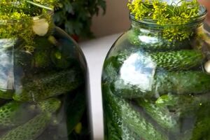 Огірки потрібно замочити на кілька годин у холодній воді