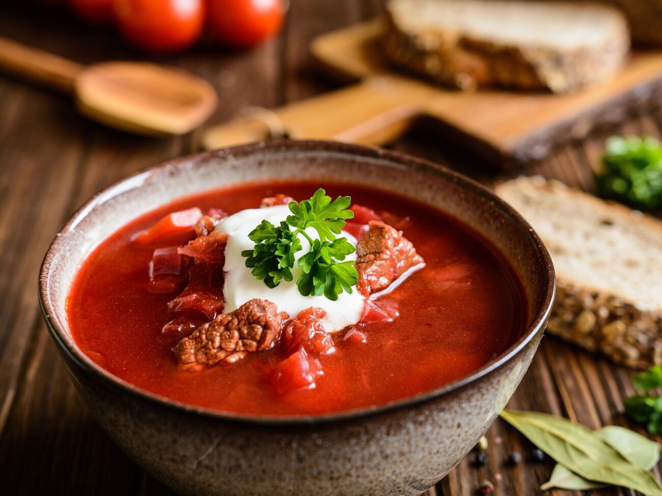 Борщ подают горячим