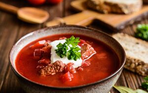 Борщ подают горячим