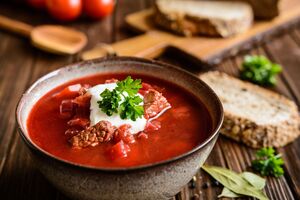 Борщ подают горячим