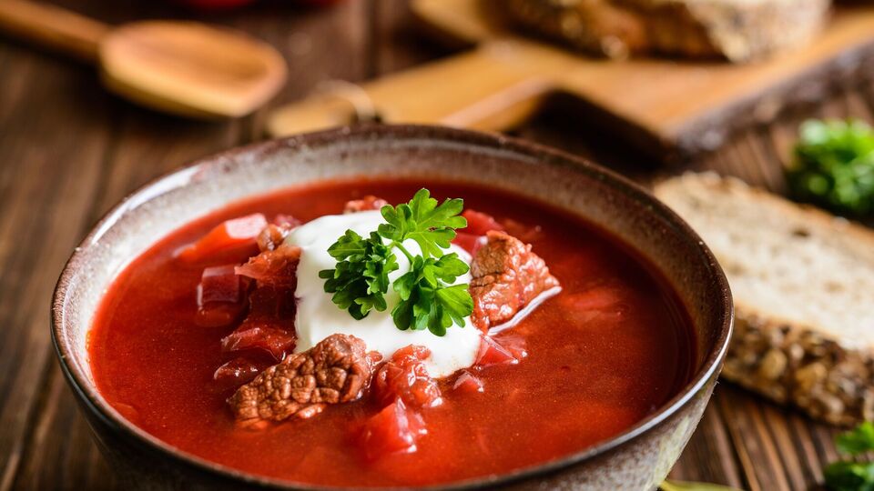 Борщ подают горячим