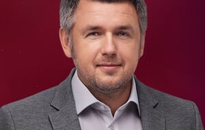 Карпачев попал на СТБ в 2011 году, начав сниматься в качестве эксперта на шоу "Правила жизни"