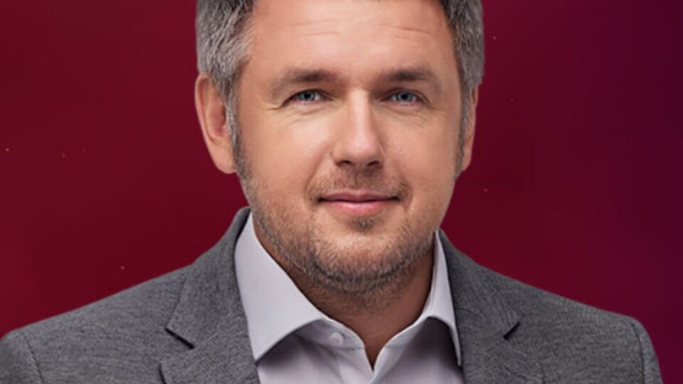 Карпачев попал на СТБ в 2011 году, начав сниматься в качестве эксперта на шоу "Правила жизни"