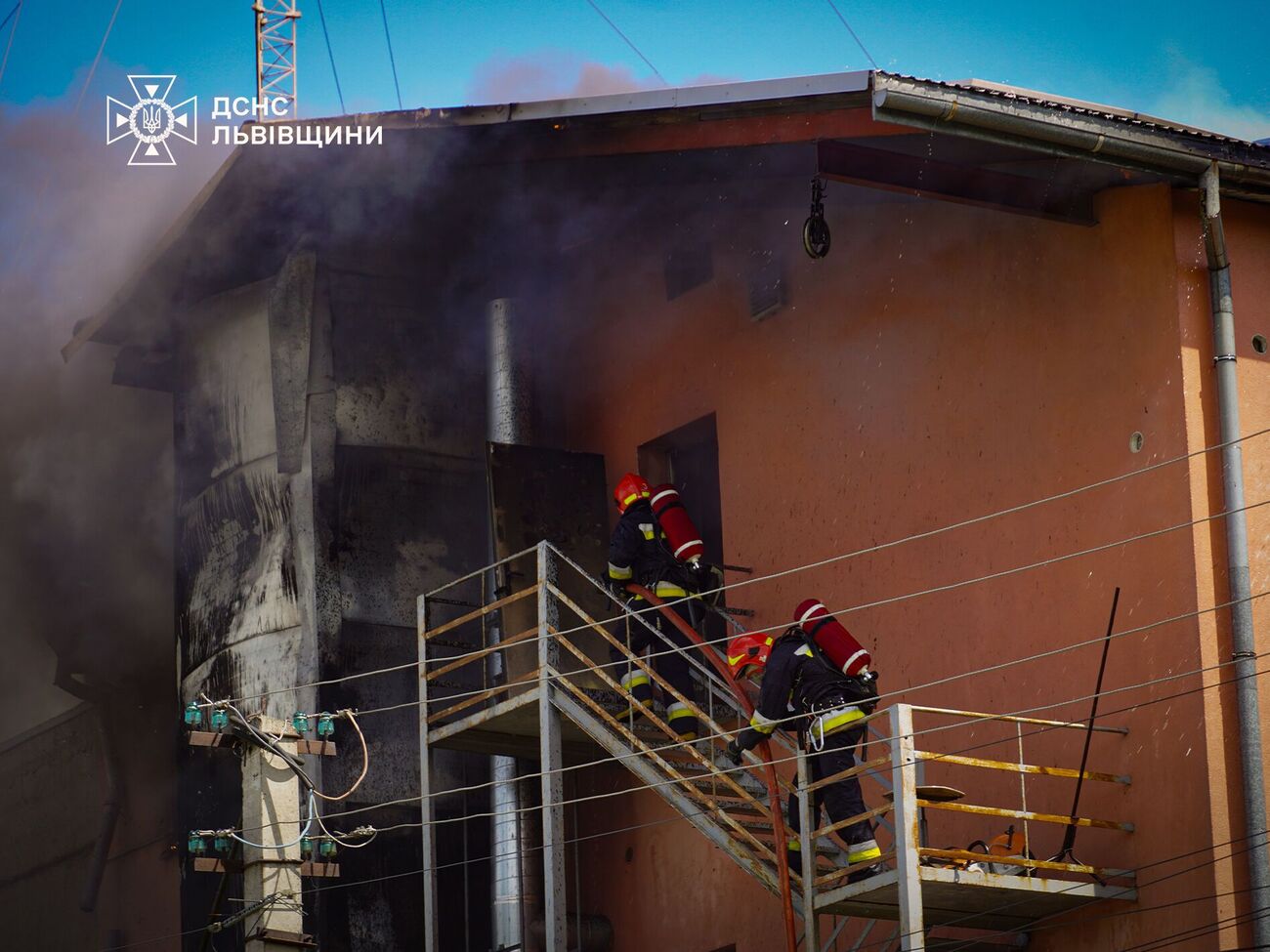 У ліквідації вогню брало участь кілька сотень рятувальників