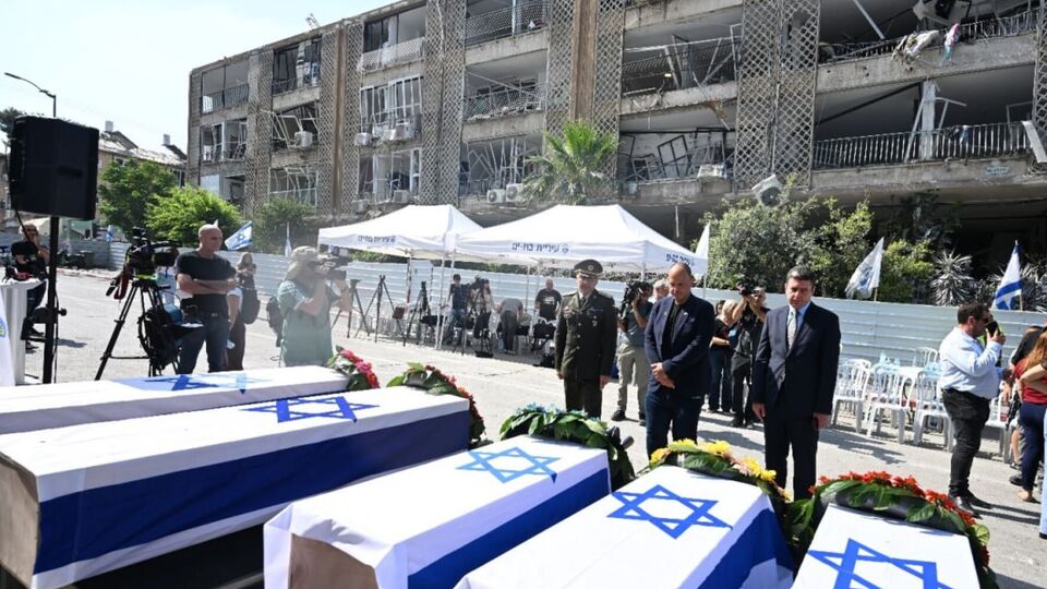 Церемония прощания прошла на месте удара Ирана