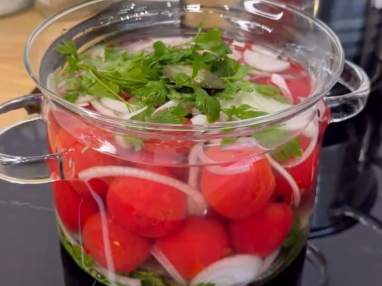 Помідори за цим рецептом найкраще подавати як закуску до м'яса чи риби