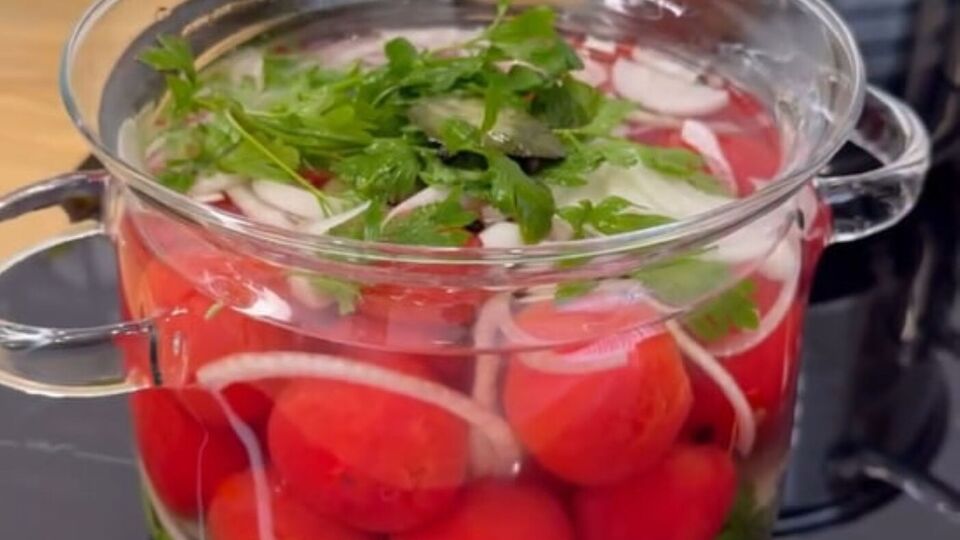 Помідори за цим рецептом найкраще подавати як закуску до м'яса чи риби