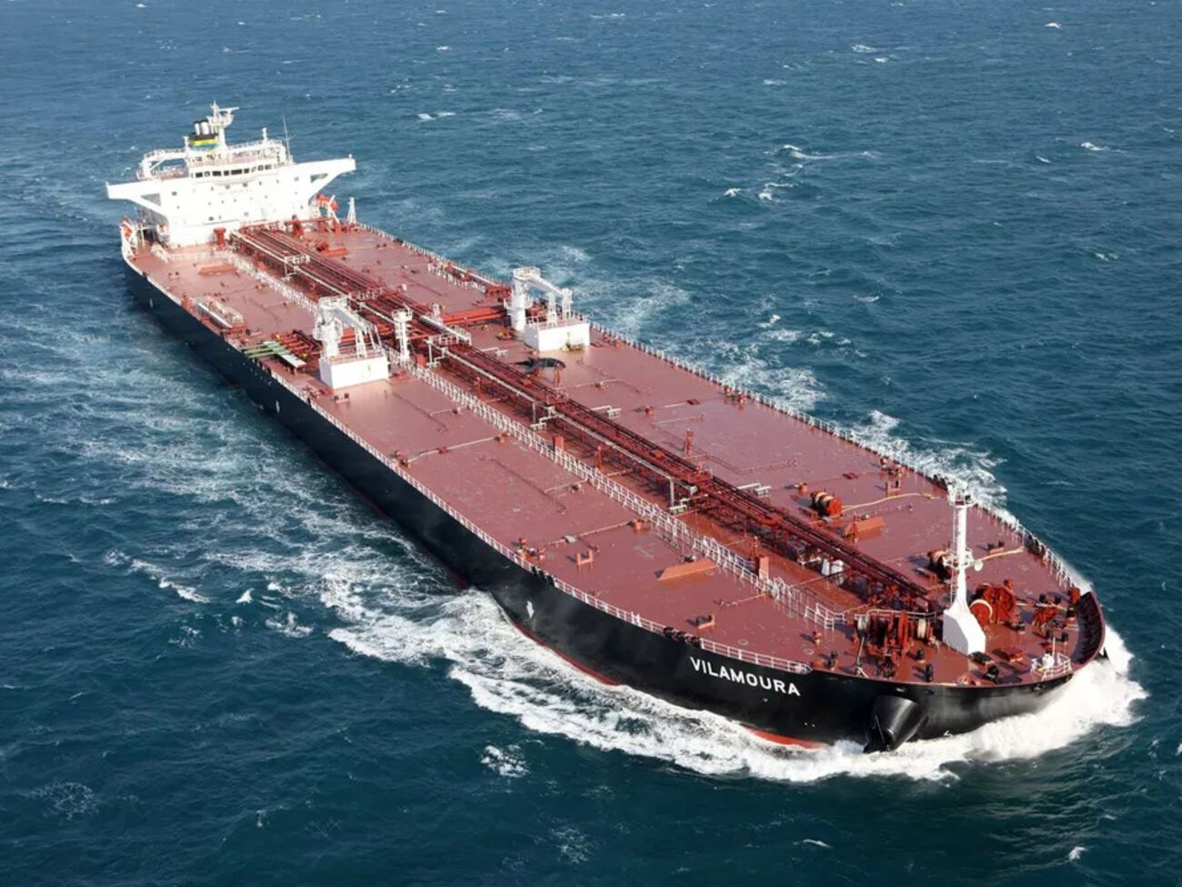 Поврежденное судно Vilamoura буксируется в Грецию