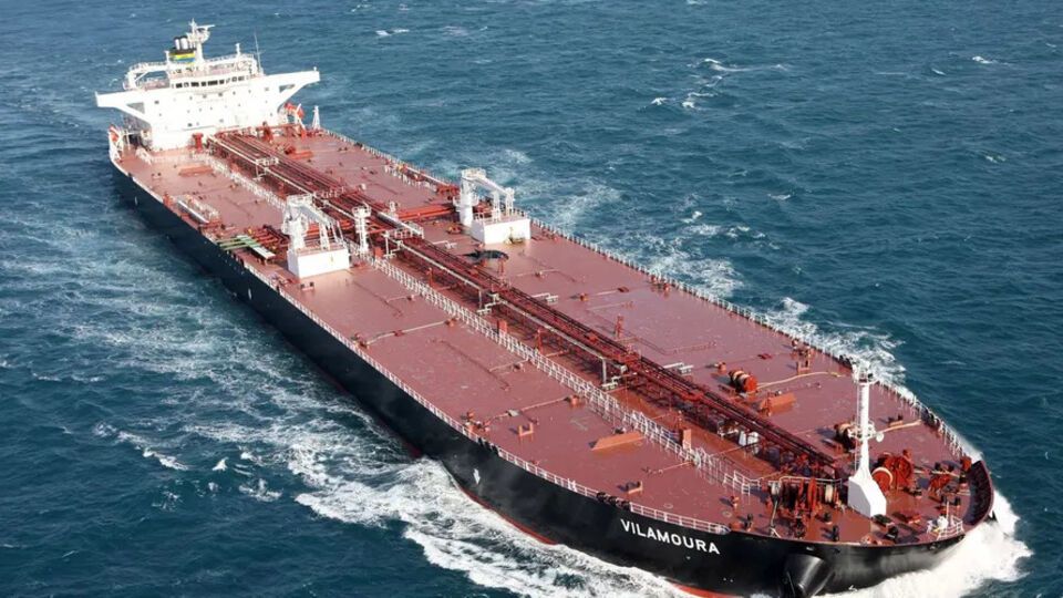 Пошкоджене судно Vilamoura буксирують до Греції