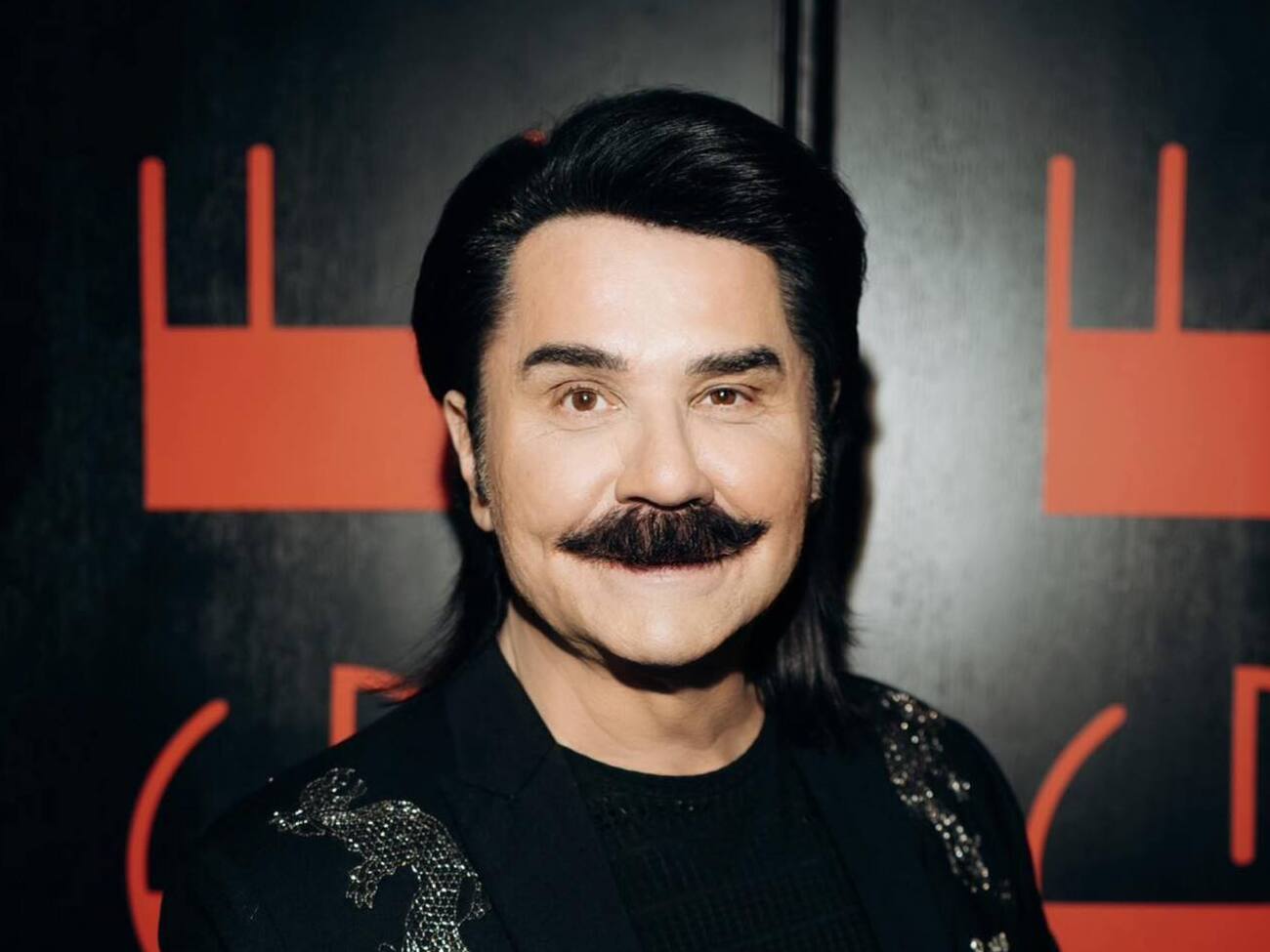 Певец живет в частном доме примерно в 20 км от Киева