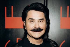 Певец живет в частном доме примерно в 20 км от Киева