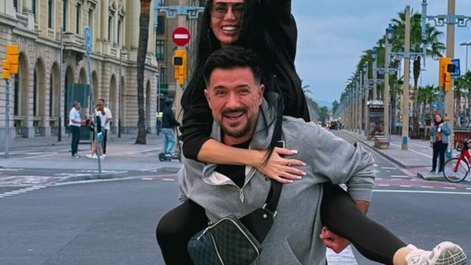 Про роман з Оверковською Налчаджіоглу повідомив 10 квітня 2025 року