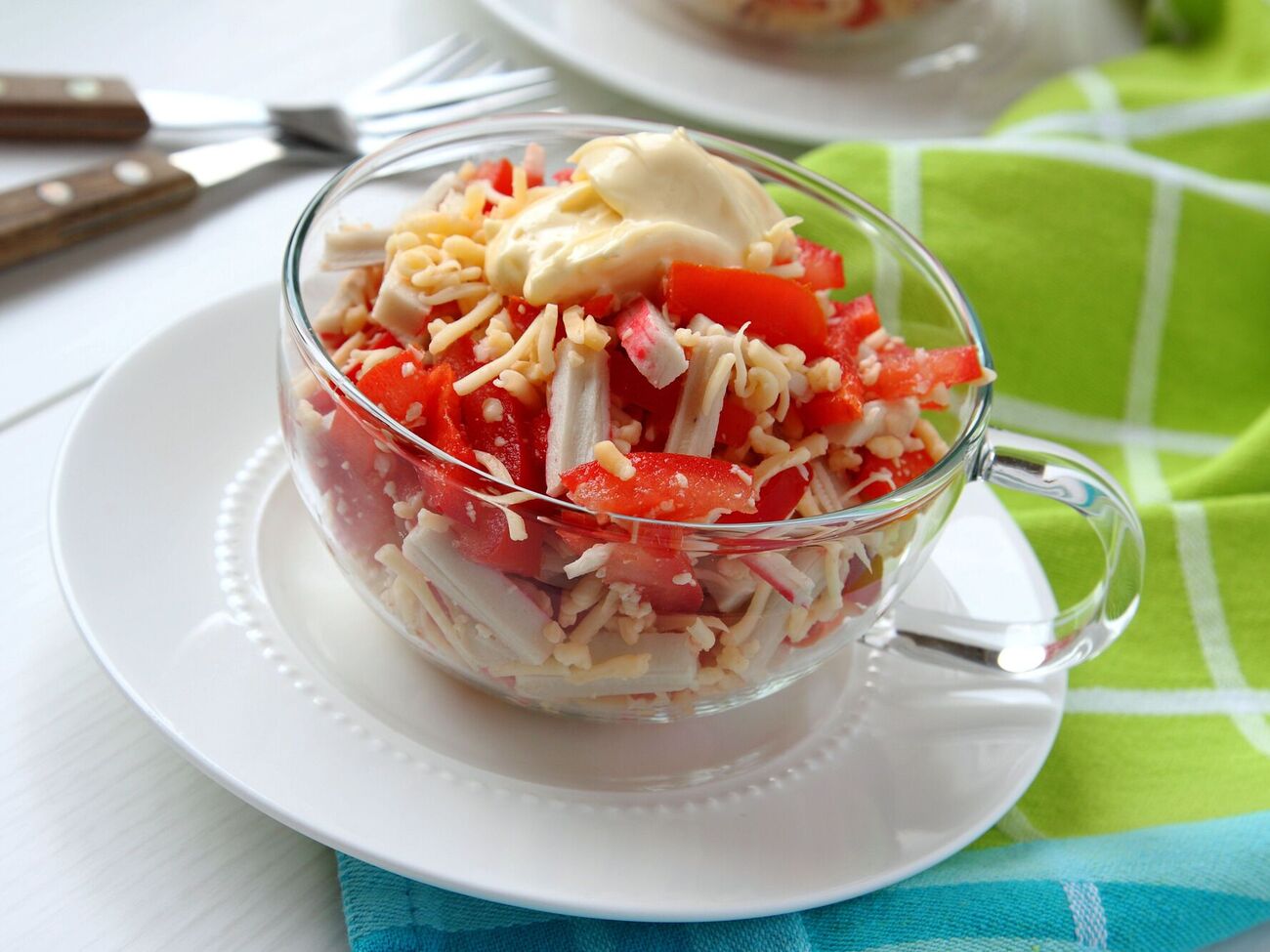 Салат заправляют майонезом